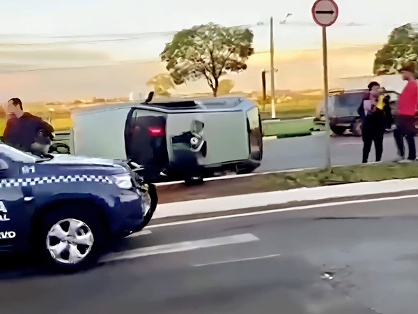 Colisão entre veículos provoca capotamento e deixa homem preso às ferragens em Hortolândia