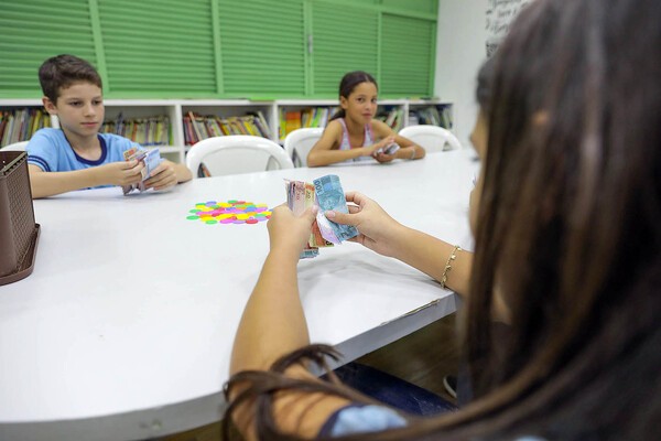 Flávio Xavier pede educação financeira nas escolas e painel de fila na saúde em Paulínia