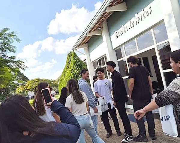 Programa Turismo Industrial de Hortolândia leva grupo de 22 adolescentes ao campus do Unasp