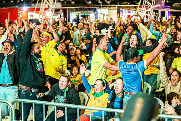 Vila da Copa anima paulinenses durante partidas da Seleção Brasileira na 1ª fase