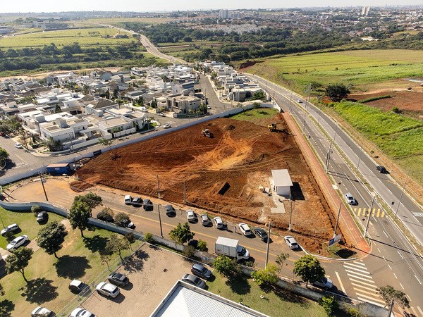 Terraplenagem demarca obra do novo Centro de Reabilitação de Hortolândia