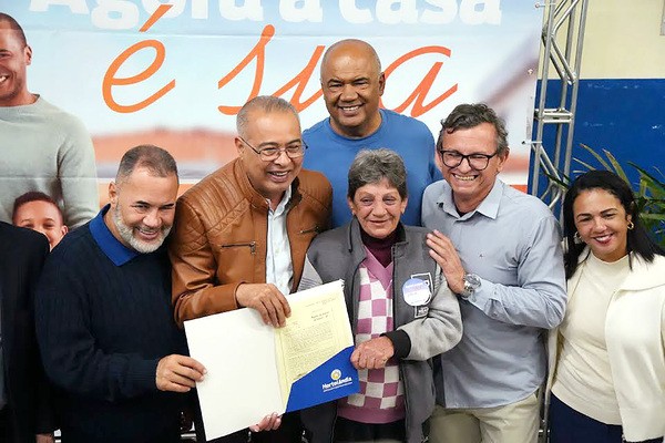 Zezé Gomes entrega novos títulos de regularização no Jardim Primavera