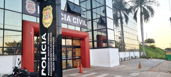 Homem é preso ao enforcar e agredir companheira que carregava criança de dois anos em Americana