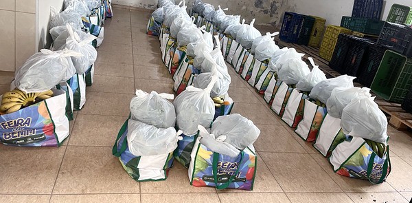 74 famílias recebem sacolas de alimentos do Programa Feira do Bemm