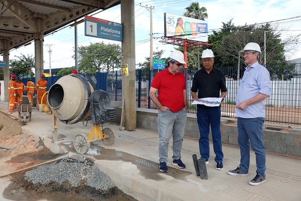 Zezé vistoria eletroterminal e anuncia estudos para ter rotas com tarifa zero