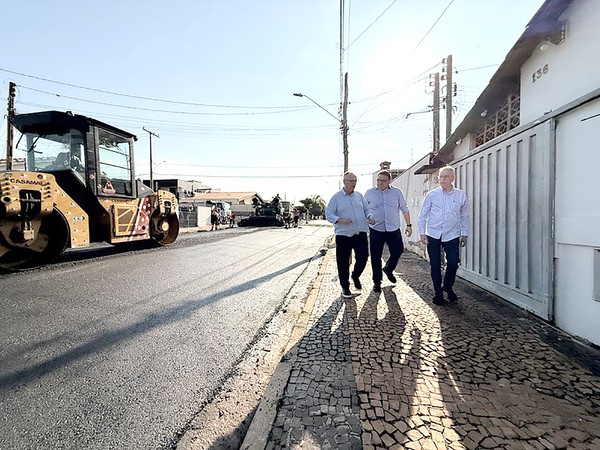 Chico vistoria obras de recuperação asfáltica no Cariobinha, em Americana