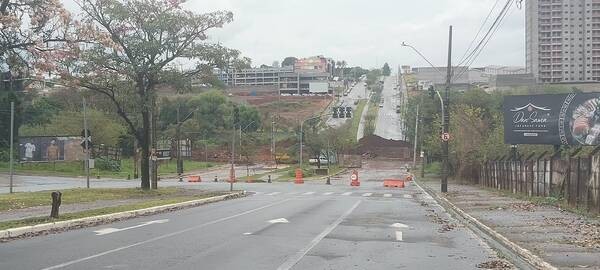 Obra na Ampelio Gazzetta preocupa moradores com proximidade das chuvas
