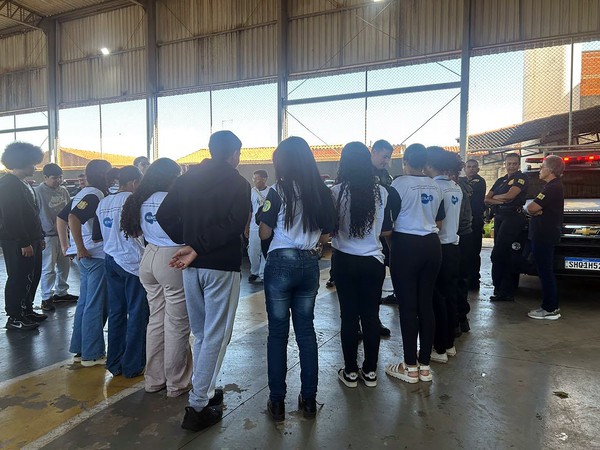 Estudantes da Emef Taquara Branca visitam sede da GM em Hortolândia