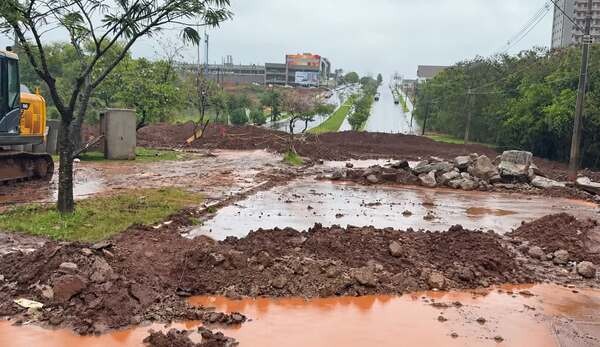 Chuva transforma obra da Ampelio Gazzetta em “lagoa” em Nova Odessa
