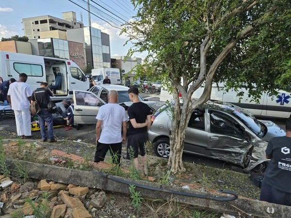 Acidente envolve quatro veículos e deixa dois feridos no Centro de Nova Odessa