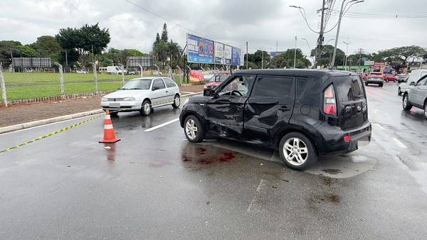 Motociclista fica ferido após bater contra carro durante conversão em avenida de Americana