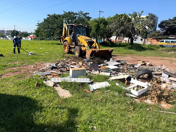 Equipes de Hortolândia retiram, de novo, lixo e entulho descartados em área de modo irregular