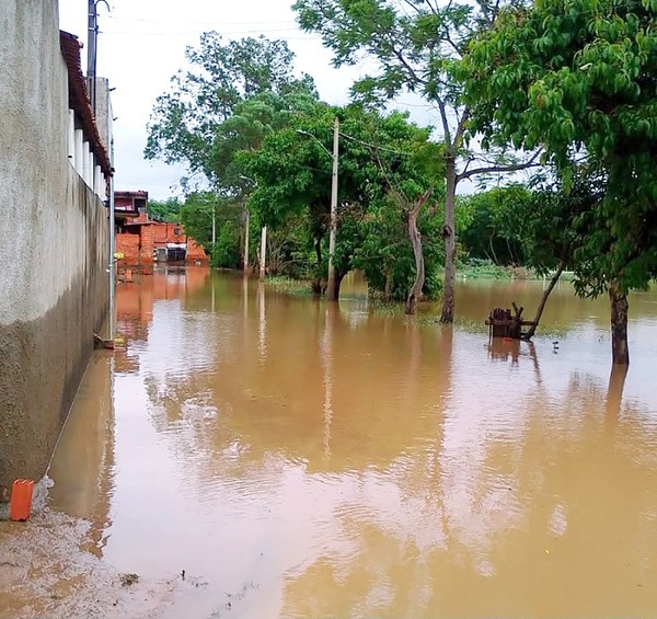 Rio Capivari fica 1,54 metro acima do limite e afeta os bairros de Monte Mor
