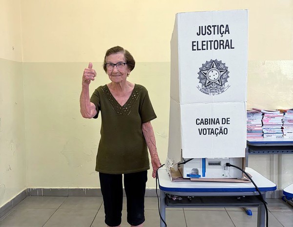 Aos 100 anos, mãe de ex-prefeito de Sumaré vota e dá lição de cidadania